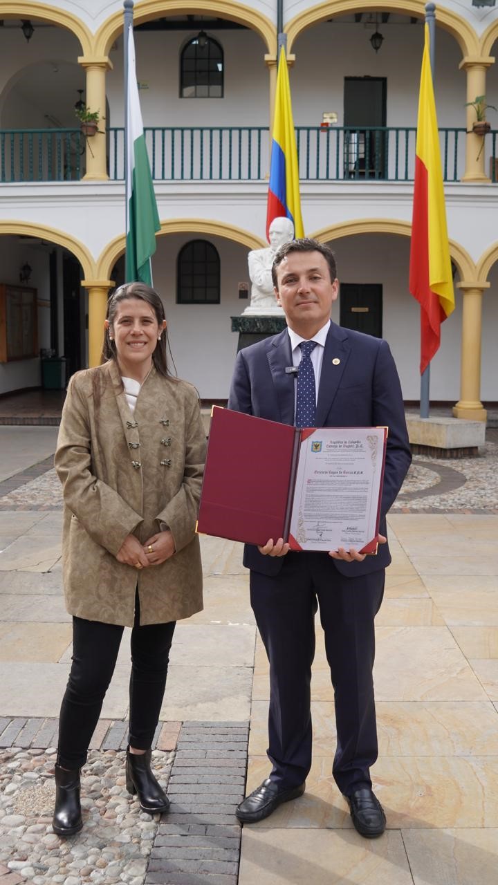 Fotografía en la que aparece Cristina Calderón Restrepo y Alejandro Callejas en la plazoleta principal del concejo de Bogota