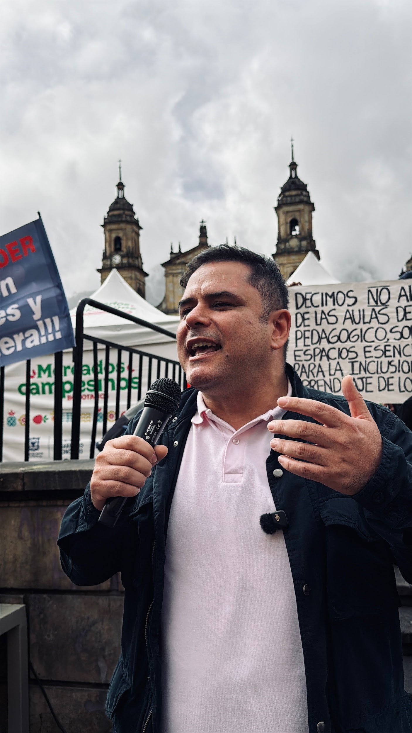En esta fotografía aparece el concejal Avellaneda en la Plaza de Bolivar con microfono en mano