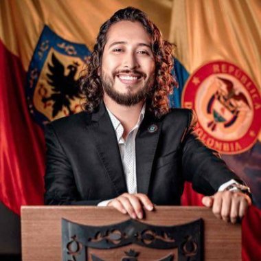 <p>Condecoración e incentivos para liderazgos entre 14 y 28 años: Concejo de Bogotá aprueba proyecto que crea la ‘Orden Civil al Mérito Juvenil’ </p>