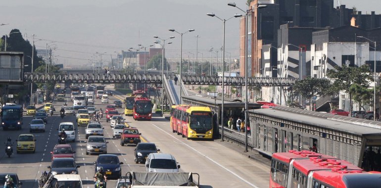<p>En más de 30 mil vehículos aumentaría congestión con el pago por circular en pico y placa en Bogotá</p>
